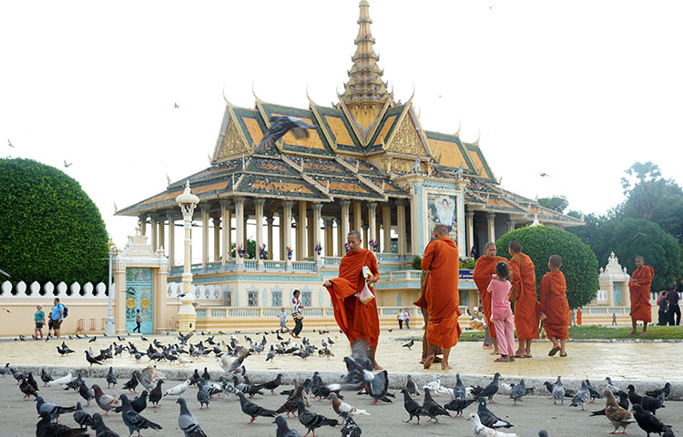 35-419-Monk at Phnom Penk